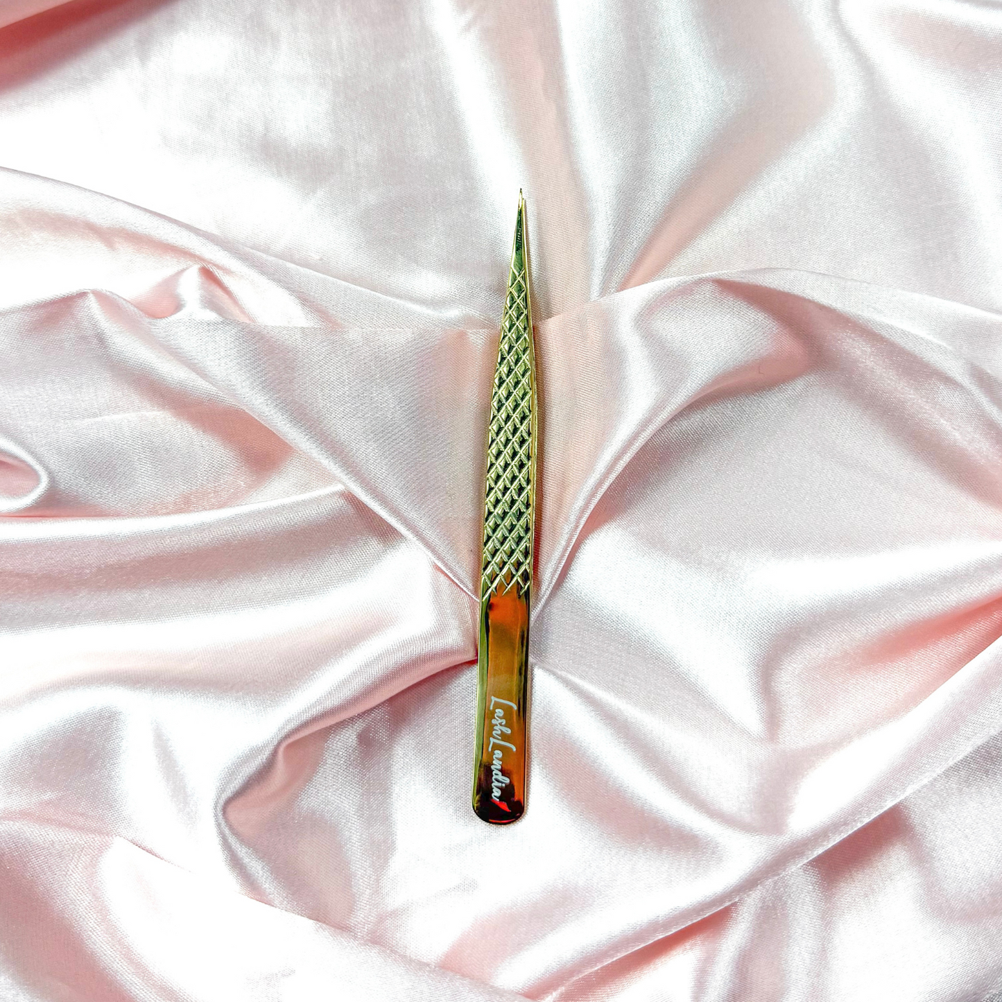 Pinza Isolated Lashlandia